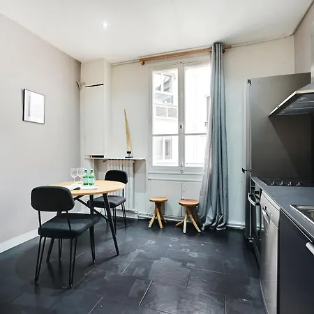 Spacieux 2p A Paris, Rue Jouffroy D'abbans Proche Arc De Triomphe