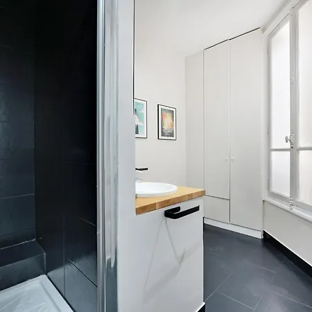 Spacieux 2p A Paris, Rue Jouffroy D'abbans Proche Arc De Triomphe *