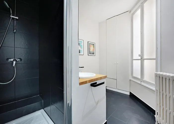 Spacieux 2p à Paris, Rue Jouffroy D'abbans Proche Arc De Triomphe *